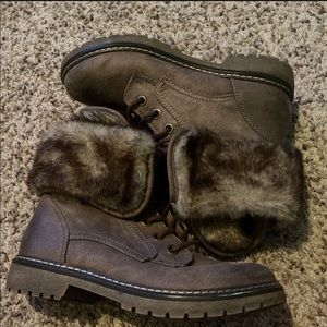 Fluffy boots size women’s 8.5